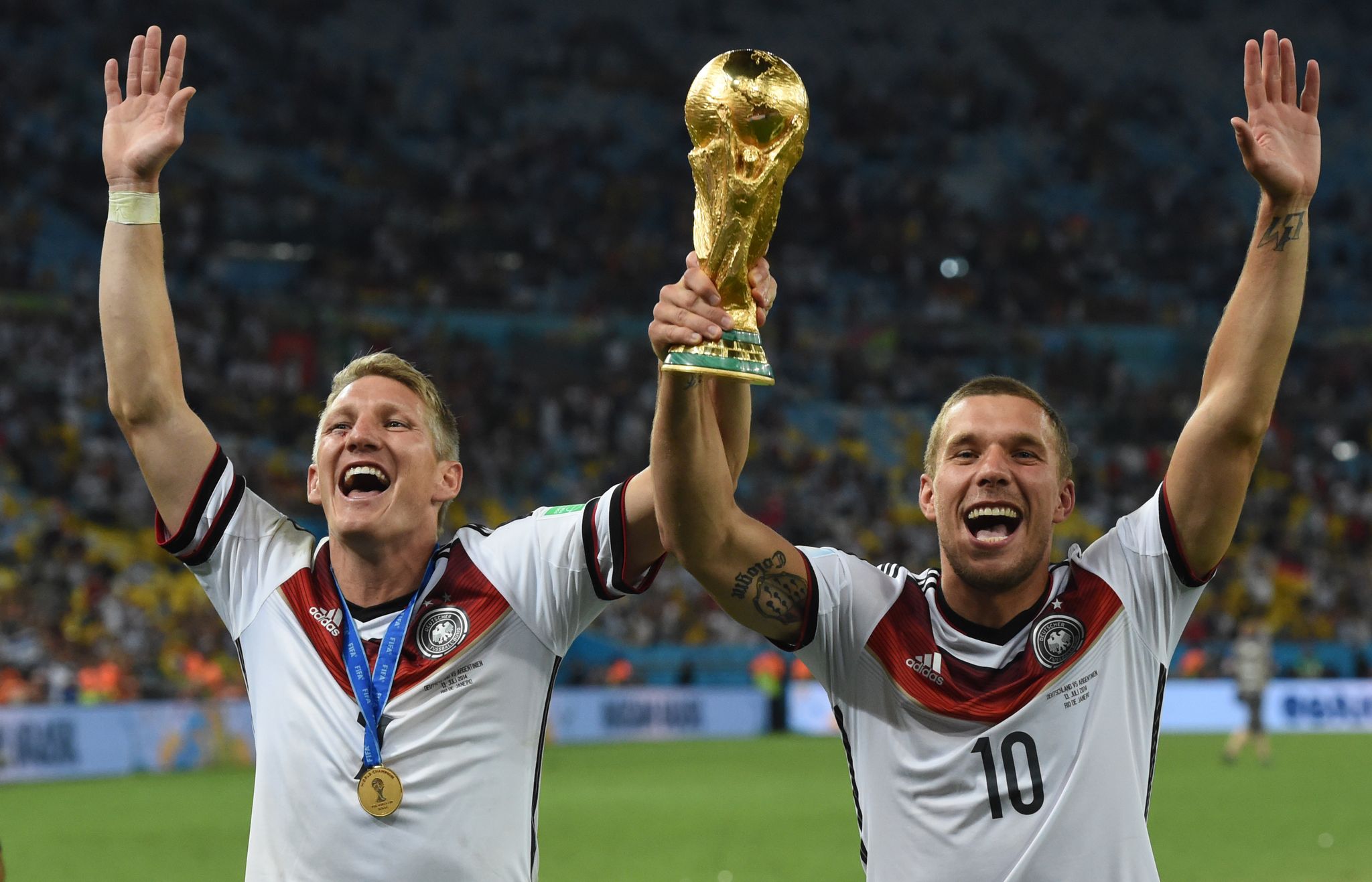Bastian Schweinsteiger (l) und Lukas Podolski wurden 2014 auch gemeinsam Fußball-Weltmeister. (Archivbild)