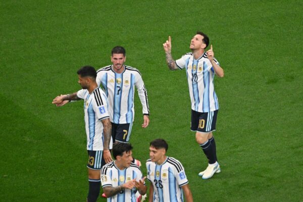 Lionel Messi (r.) nach seinem WM-Rekordtor.