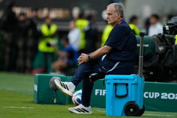 Ein Ex-Kapitän Uruguays sieht in Marcelo Bielsa den Hauptschuldigen des WM-Scheiterns.