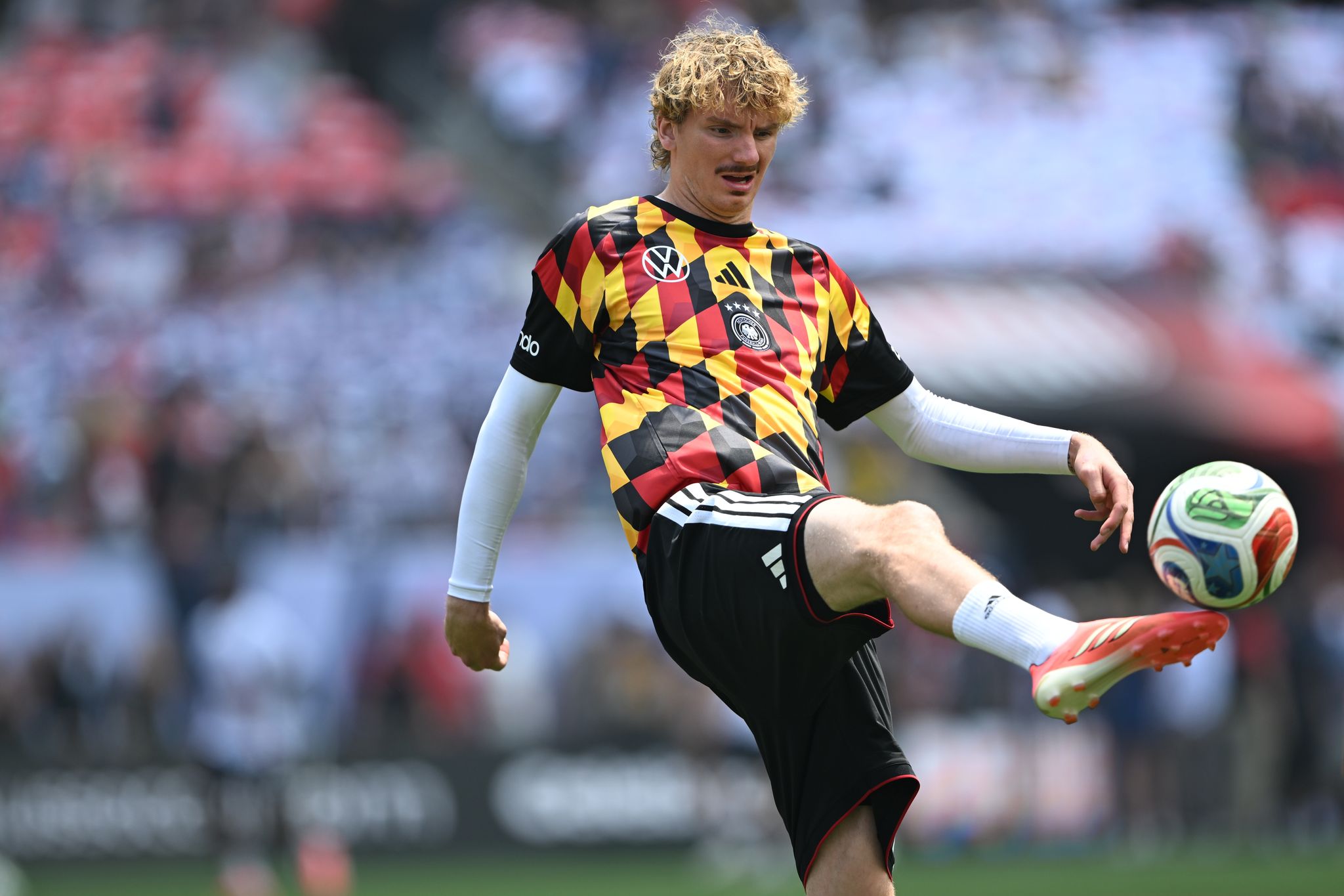 Die DFB-Spieler um Nick Woltemade wärmten sich in auffälligen Shirts auf.