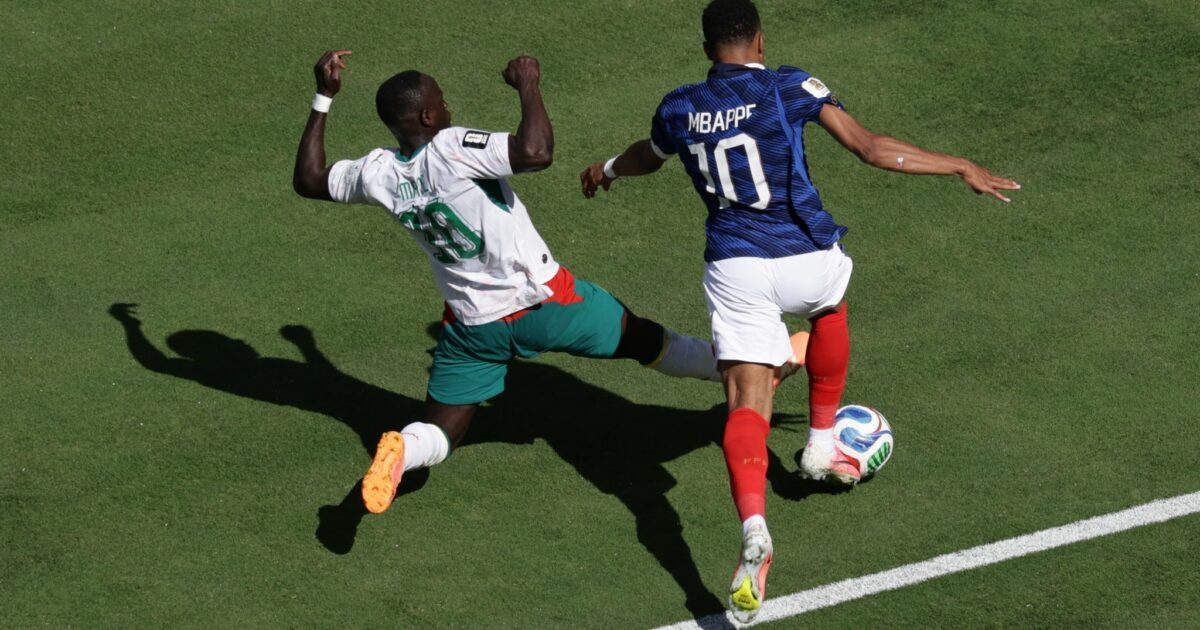 Sadio Mané (l) bringt Kylian Mbappé zu Fall - doch Elfmeter gab es nicht.