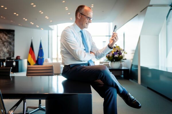 Bundeskanzler Friedrich Merz wünschte der deutschen Fußball-Nationalmannschaft per Videoanruf viel Glück für die WM.