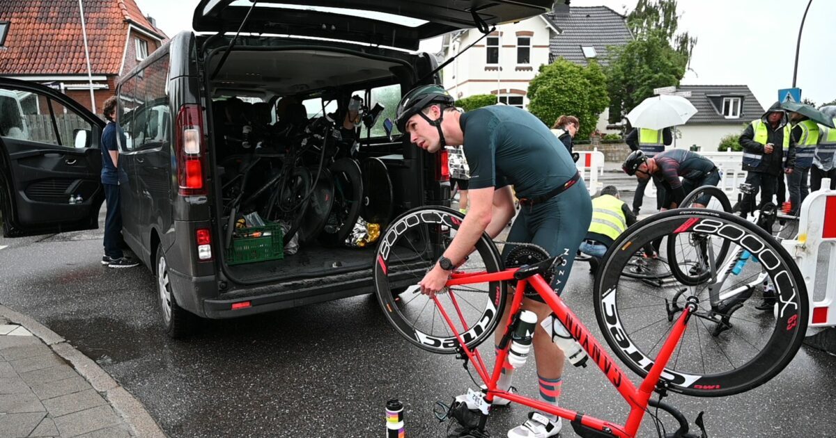 Fahrrad-Reparaturen beim Ironman in Hamburg.