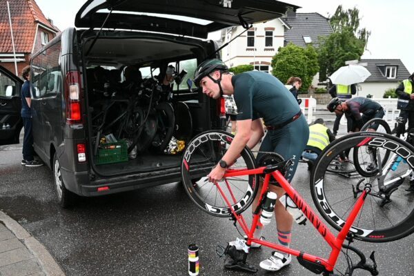 Fahrrad-Reparaturen beim Ironman in Hamburg.