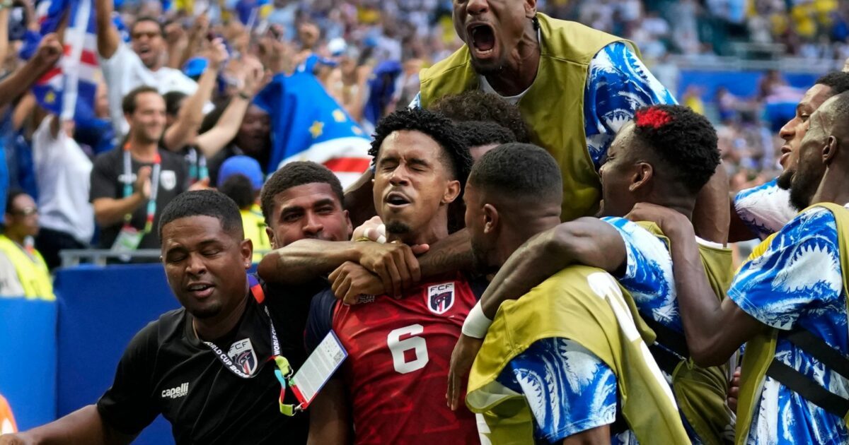 Der Außenseiter jubelt: Kevin Pina (Nr. 6) und seine Teamkollegen feiern das erste Tor in der WM-Geschichte Kap Verdes.