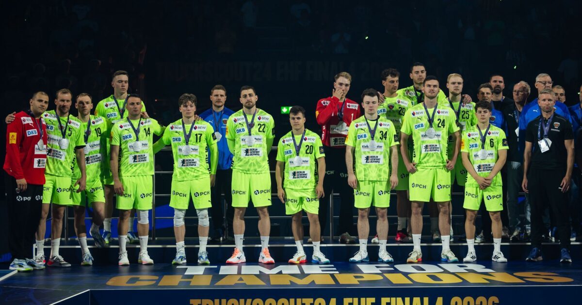 Enttäuschte Handballer der Füchse Berlin nach der zweiten Silbermedaille in der Champions League in Folge.