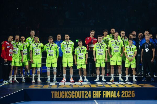 Enttäuschte Handballer der Füchse Berlin nach der zweiten Silbermedaille in der Champions League in Folge.