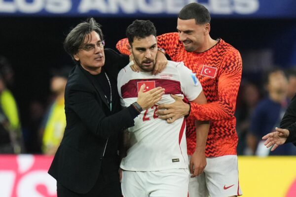 Trainer Montella durfte dank Torschütze Ayhan (Mitte) einen Sieg der Türkei bejubeln.