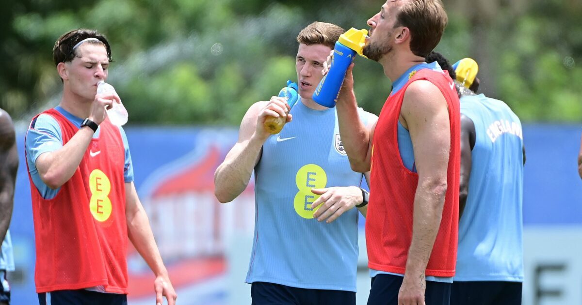 Englands Nationalspieler um Harry Kane (r) während einer Trinkpause. (Archivbild)
