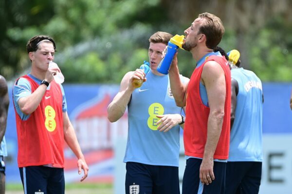 Englands Nationalspieler um Harry Kane (r) während einer Trinkpause. (Archivbild)