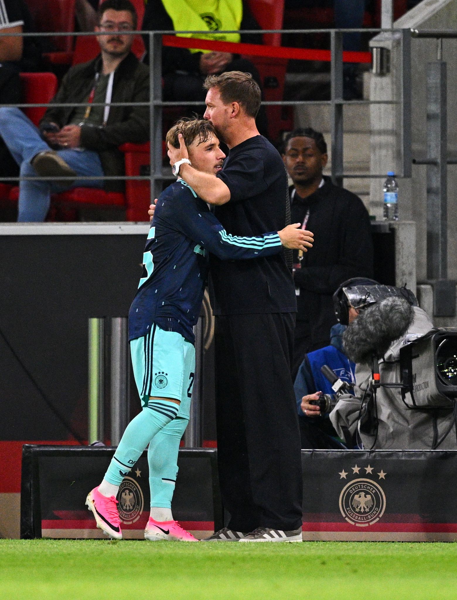 Bundestrainer Julian Nagelsmann schließt Team-Youngster Lennart Karl in die Arme. (Archivbild)