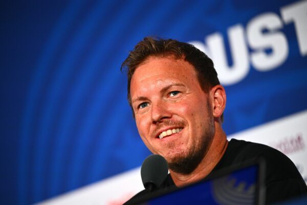 Julian Nagelsmann verrät Reporter ein Aufstellungs-Detail.