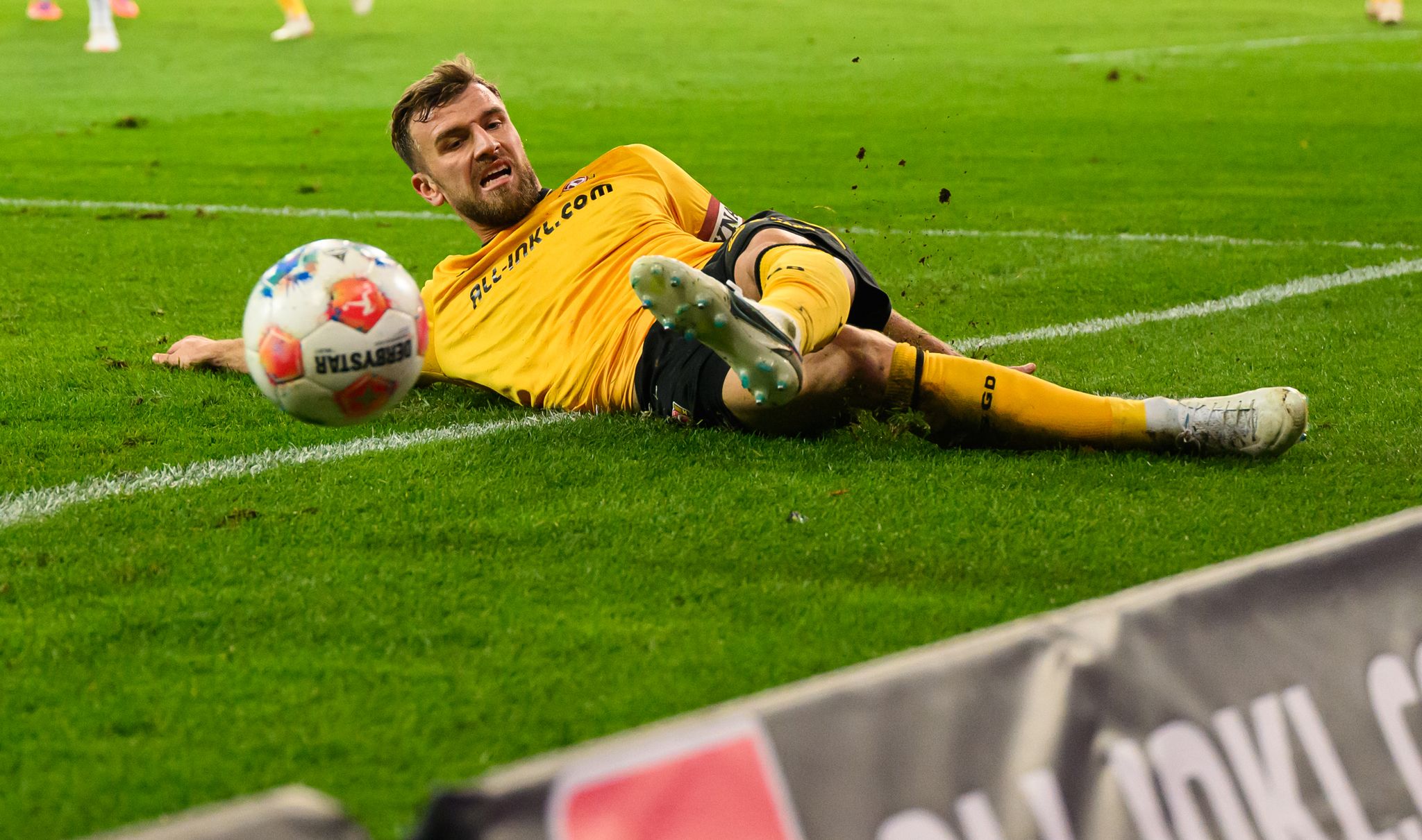 Lars Bünning von Dynamo Dresden musste sich einer Hirn-Operation unterziehen und fällt lange aus. (Archivbild)
