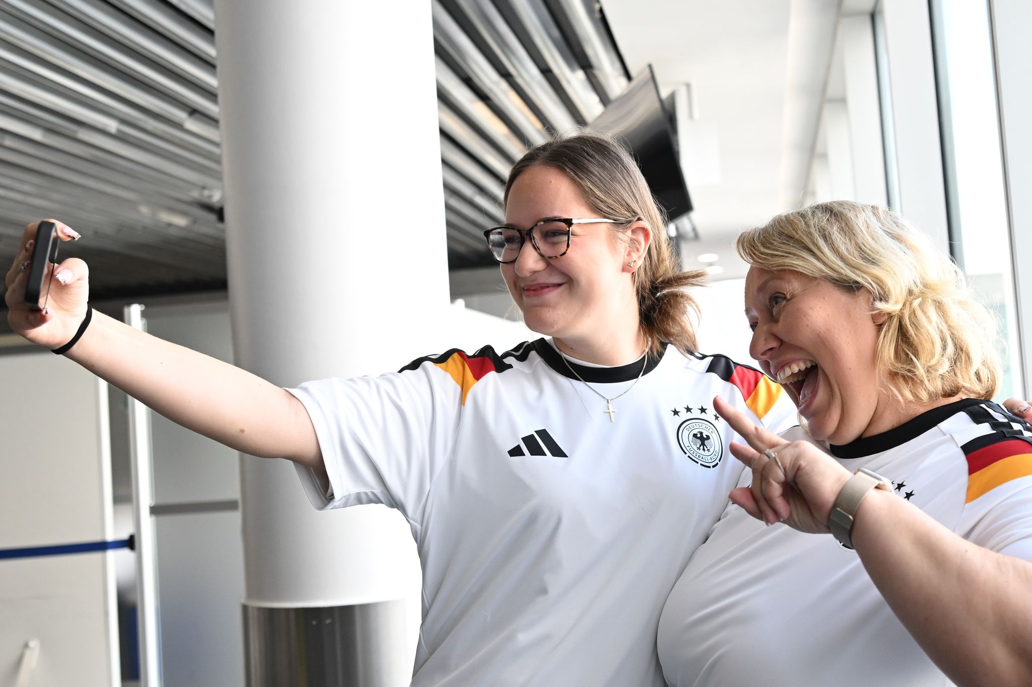 Glückliche Passagiere: Auch Leonie und Anja bekamen ein Deutschland-Trikot vor dem Linienflug mit der Nationalmannschaft nach Chicago.