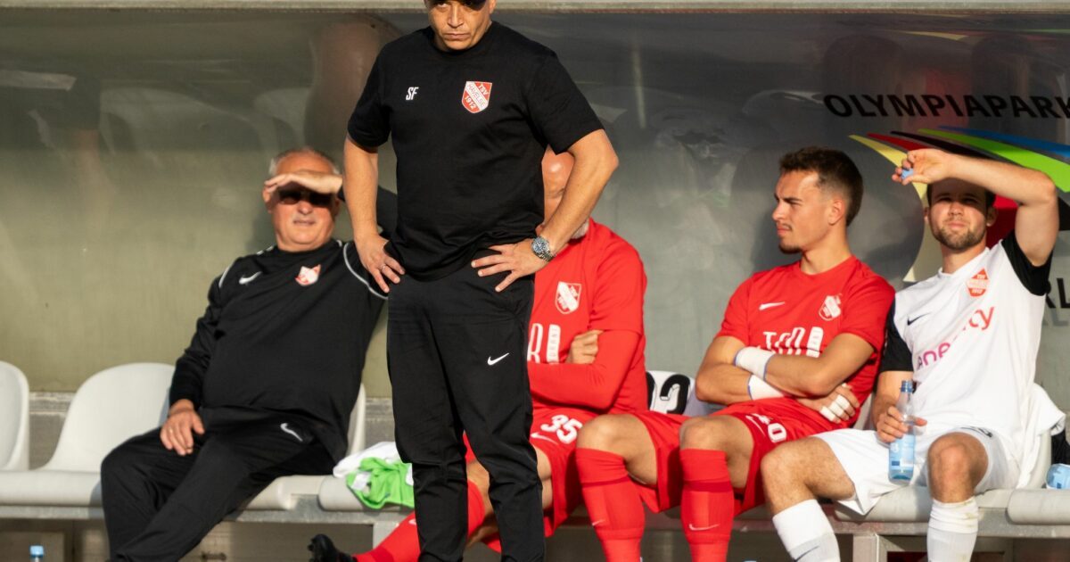 Ist auch in der kommenden Saison Drittliga-Trainer: Havelses Samir Ferchichi (2.v.l). (Archivbild)