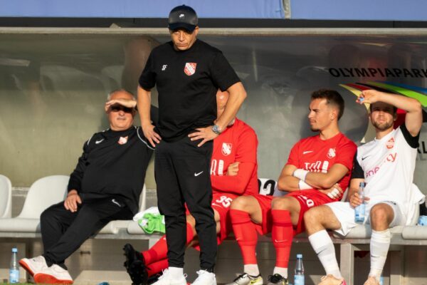 Ist auch in der kommenden Saison Drittliga-Trainer: Havelses Samir Ferchichi (2.v.l). (Archivbild)