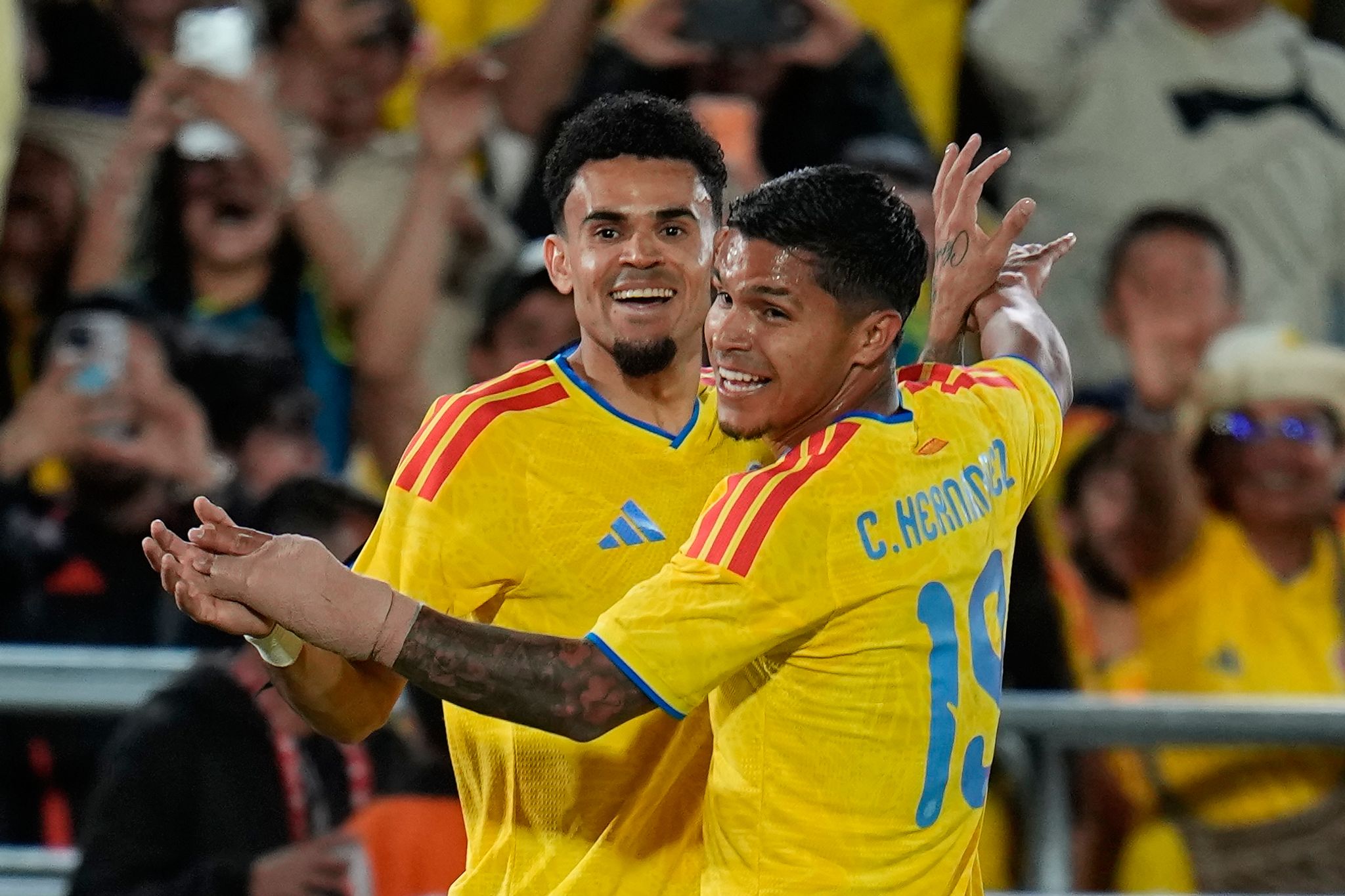 Bayern-Star Luis Diaz (l) zeigt gegen Costa Rica seine Qualitäten.