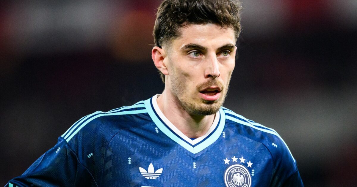 Das blaue DFB-Auswärtstrikot verkauft sich zum WM-Start sehr gut - allerdings gibt es einen kurzfristigen Engpass bei Namen mit dem Buchstaben V - wie etwa bei Kai Havertz. (Archivbild)