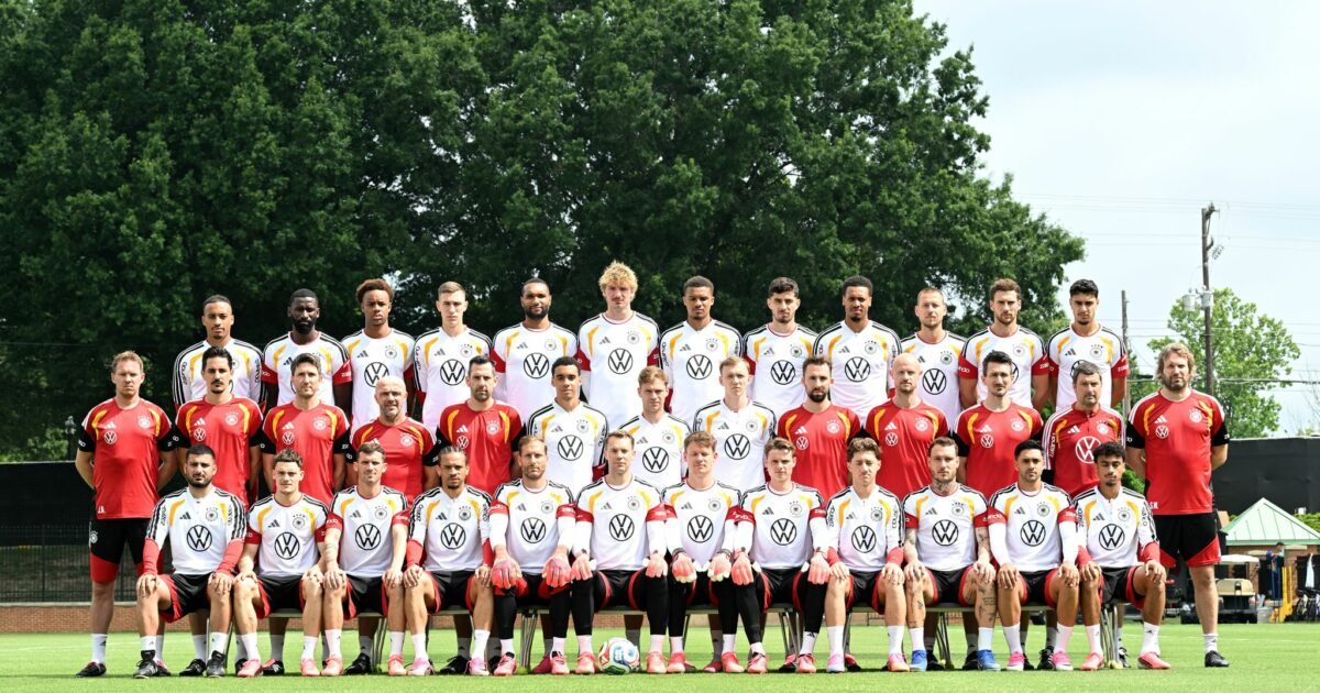 Deutsches Teamfoto mit 27 Spielern und Jonas Urbig in der vorderen Reihe (5vr).