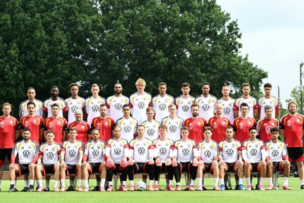 Deutsches Teamfoto mit 27 Spielern und Jonas Urbig in der vorderen Reihe (5vr).