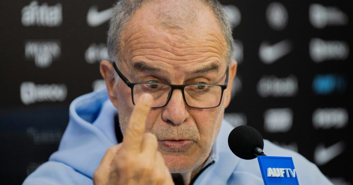 Trainer Marcelo Bielsa und die Fußball-Nationalmannschaft von Uruguay kamen mit Verspätung in Miami an. (Archivbild)