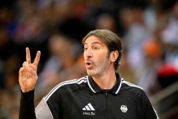 Trainiert Nationalcoach Alex Mumbrú bald auch einen Club? (Archivbild)