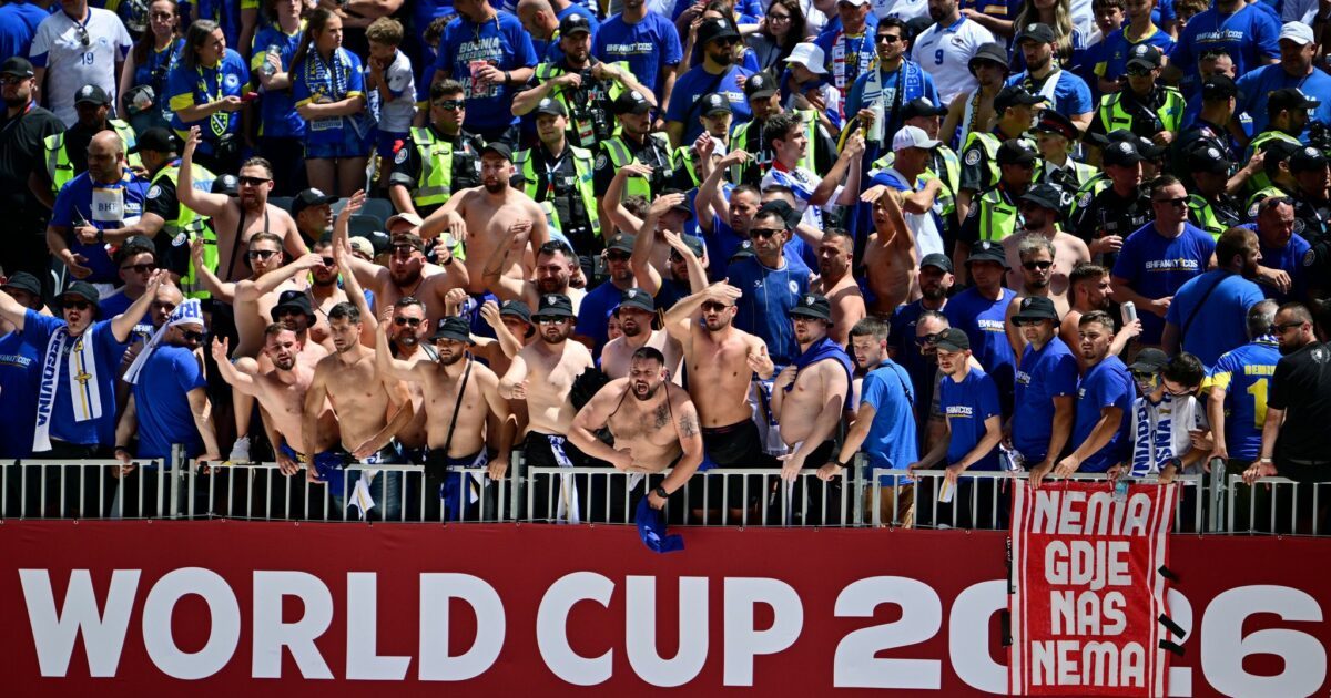 Bosnien-Fans auf der Tribüne.