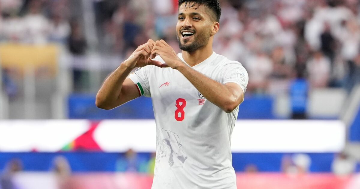 Der Iraner Mohammad Mohebbi jubelt über seinen Treffer.