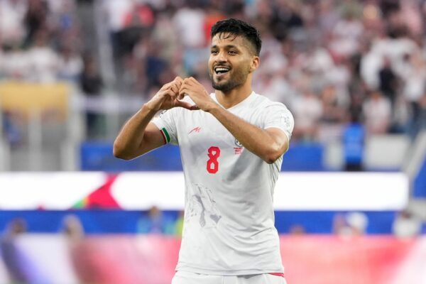 Der Iraner Mohammad Mohebbi jubelt über seinen Treffer.
