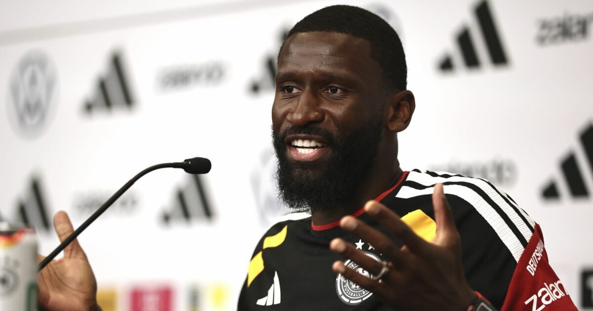 Antonio Rüdiger spricht sich für Gelassenheit im Umgang mit dem Gebet von Kollege Felix Nmecha aus.
