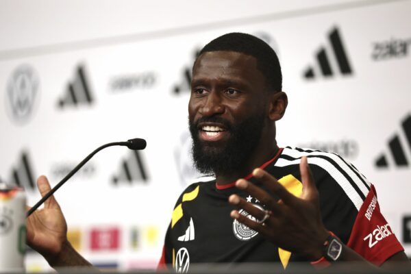 Antonio Rüdiger spricht sich für Gelassenheit im Umgang mit dem Gebet von Kollege Felix Nmecha aus.