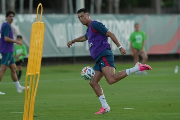 Training der Portugiesen in ihrem WM-Quartier in Palm Beach Garden. Auch Superstar Cristiano Ronaldo trägt das Armband zum Gedenken an seinen tödlich verunglückten Teamkollegen Diogo Jota am rechten Unterarm.