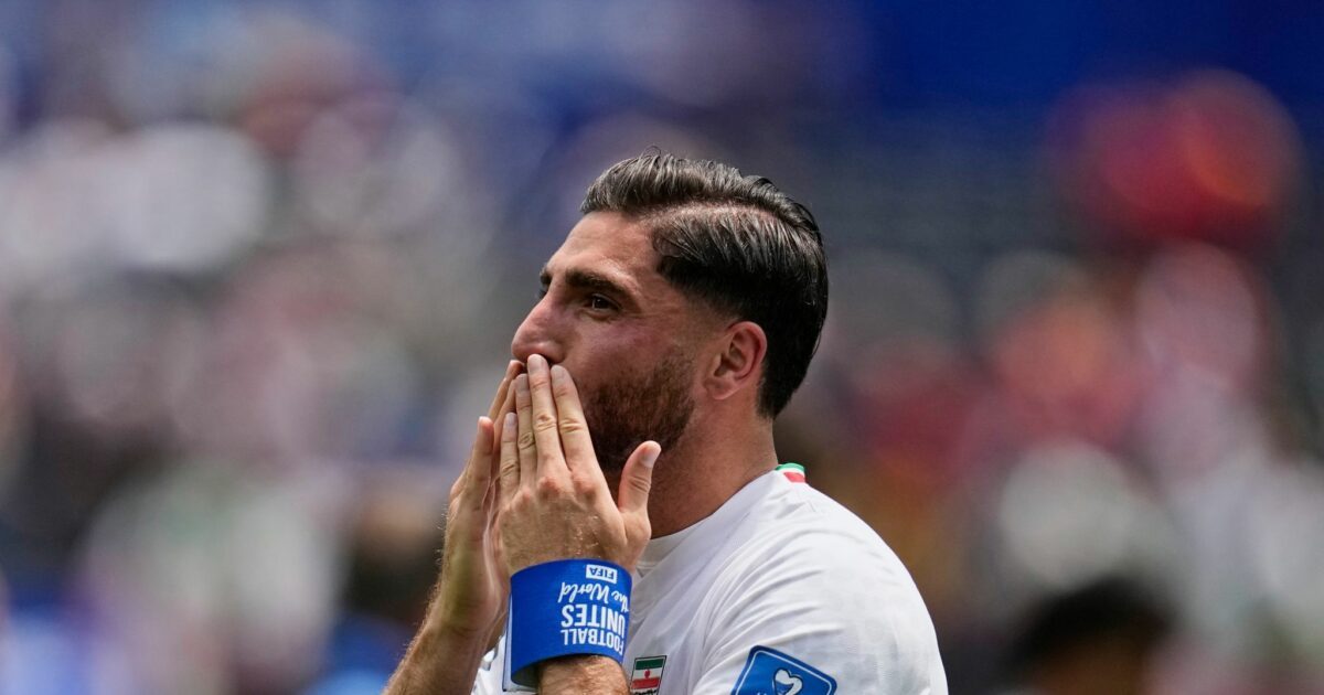 Alireza Jahanbakhsh bedankt sich nach dem Spiel für die Unterstützung im Los-Angeles-Stadion.
