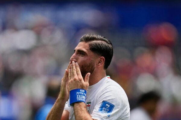 Alireza Jahanbakhsh bedankt sich nach dem Spiel für die Unterstützung im Los-Angeles-Stadion.