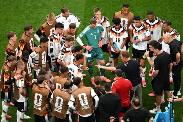 Bundestrainer Julian Nagelsmann (M/r) nutzte die Trinkpause