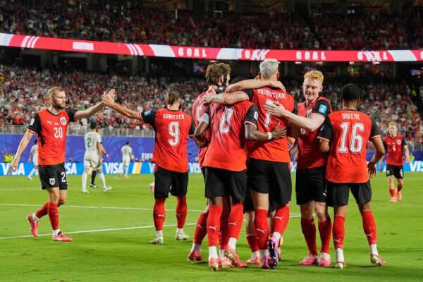 Österreich jubelte über drei Tore und den am Ende unerwartet knappen Einzug in die K.o.-Phase.