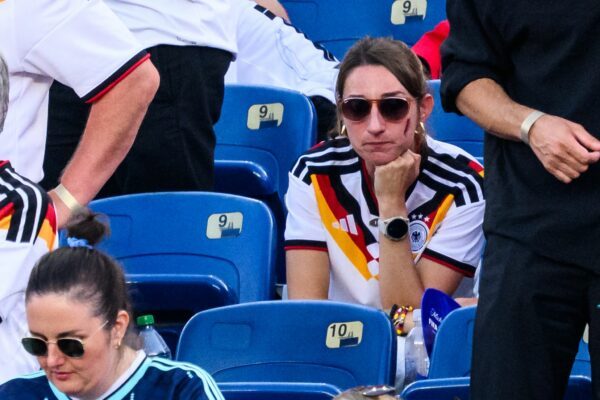 Traurig nach dem Ausscheiden: Nagelsmanns Partnerin Lena Wurzenberger.