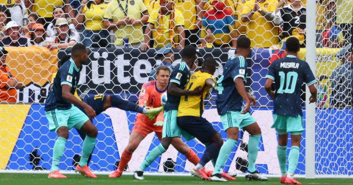 Die deutsche Nationalelf - hier in der Schlüsselszene zum 1:2 - hatte gegen Ecuador das Nachsehen.