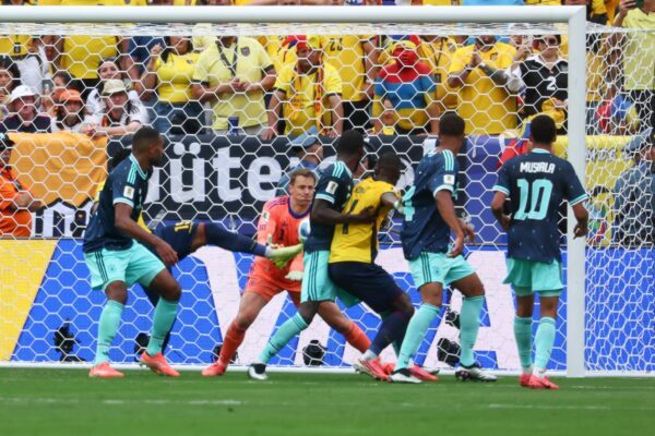 Die deutsche Nationalelf - hier in der Schlüsselszene zum 1:2 - hatte gegen Ecuador das Nachsehen.