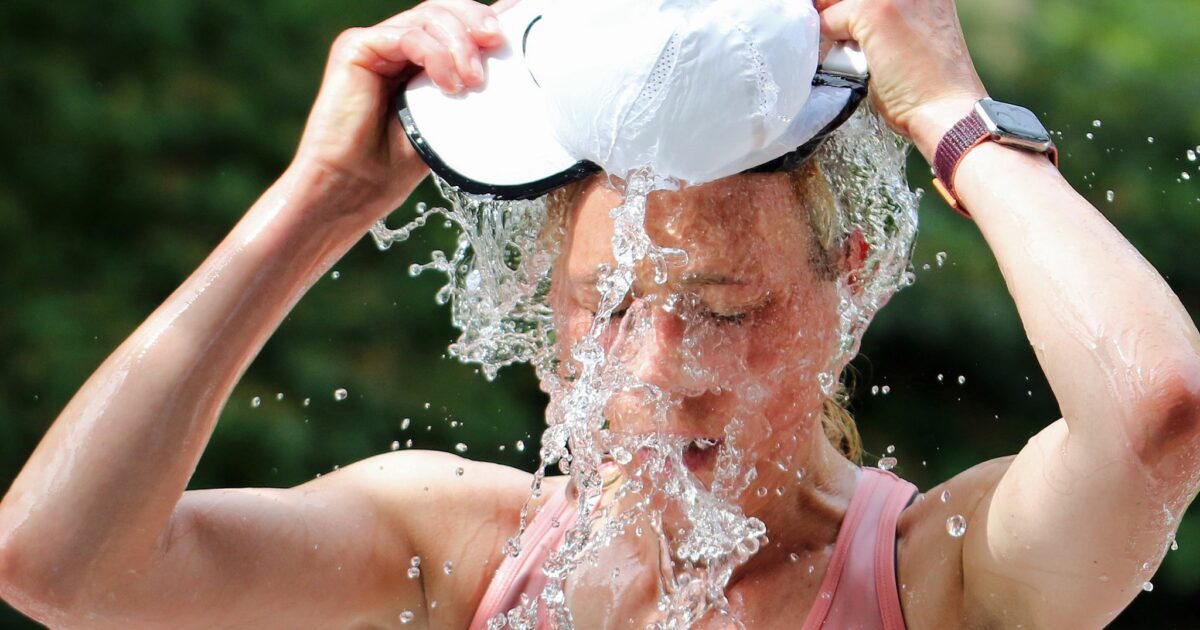 Eine Läuferin beim Hamburger Halbmarathon erfrischt sich an einer Wasserstelle. (Symbolbild)
