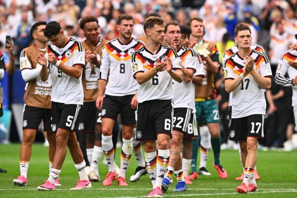 Die deutsche Mannschaft feiert den gelungenen Auftakt.