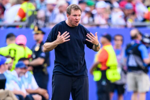 Bin ich jetzt an allem Schuld? Julian Nagelsmann gestikuliert während des Paraguay-Spiels.