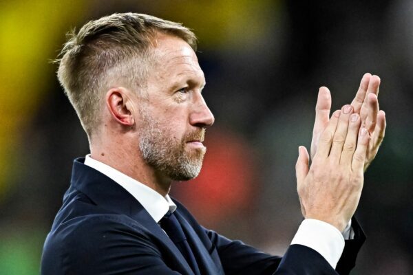Der schwedische Nationaltrainer Graham Potter sorgte mit einem blutigen Ohr für Fragen.