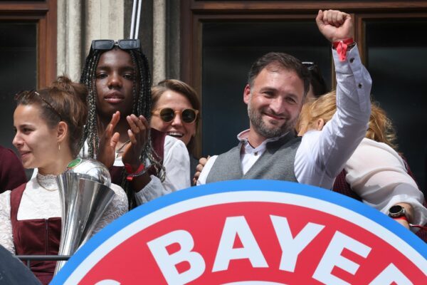 Trainer Barcala (r) hofft auf weitere Erfolge. (Archivbild)