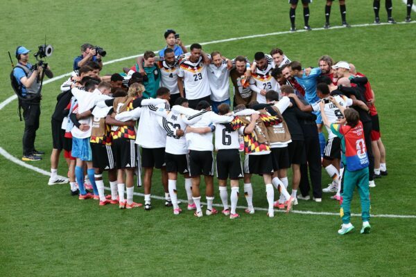 Das DFB-Team feiert den Erfolg in Toronto.