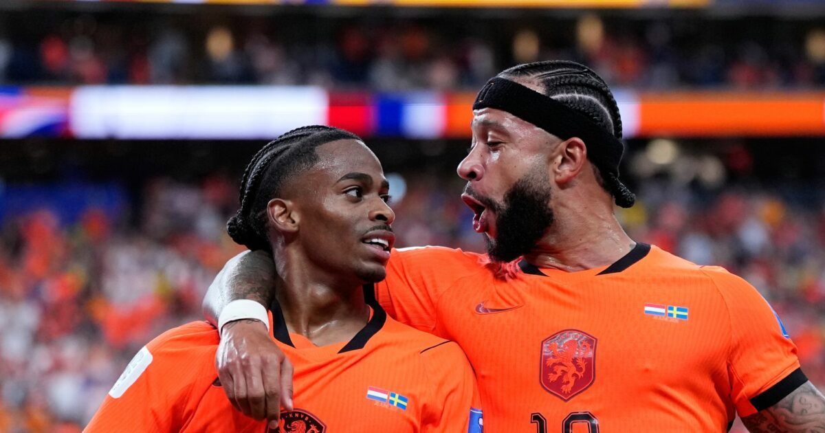Den gut ins Turnier gestarteten Niederländern um Crysencio Summerville (links) und Memphis Depay droht zum Vorrunden-Abschluss Ärger mit dem Wetter. (Archivbild)