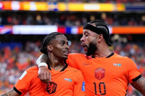 Den gut ins Turnier gestarteten Niederländern um Crysencio Summerville (links) und Memphis Depay droht zum Vorrunden-Abschluss Ärger mit dem Wetter. (Archivbild)
