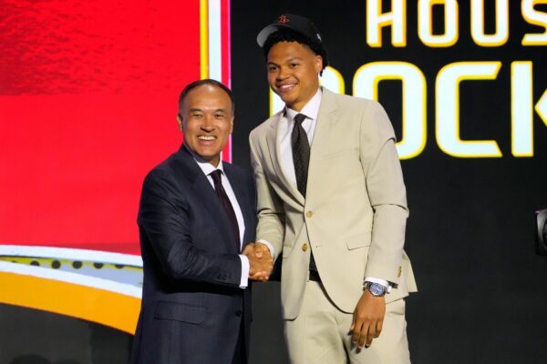Jack Kayil wurde von den Rockets gedraftet und dann zu den Knicks geschickt.