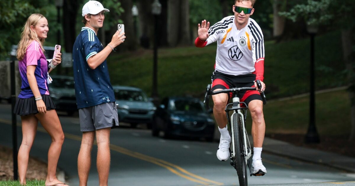 Der Kapitän ist mit dem Radl da: Joshua Kimmich auf dem Weg zum Training in Winston-Salem.