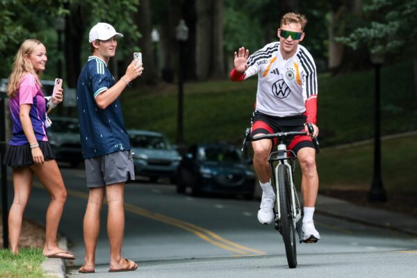 Der Kapitän ist mit dem Radl da: Joshua Kimmich auf dem Weg zum Training in Winston-Salem.